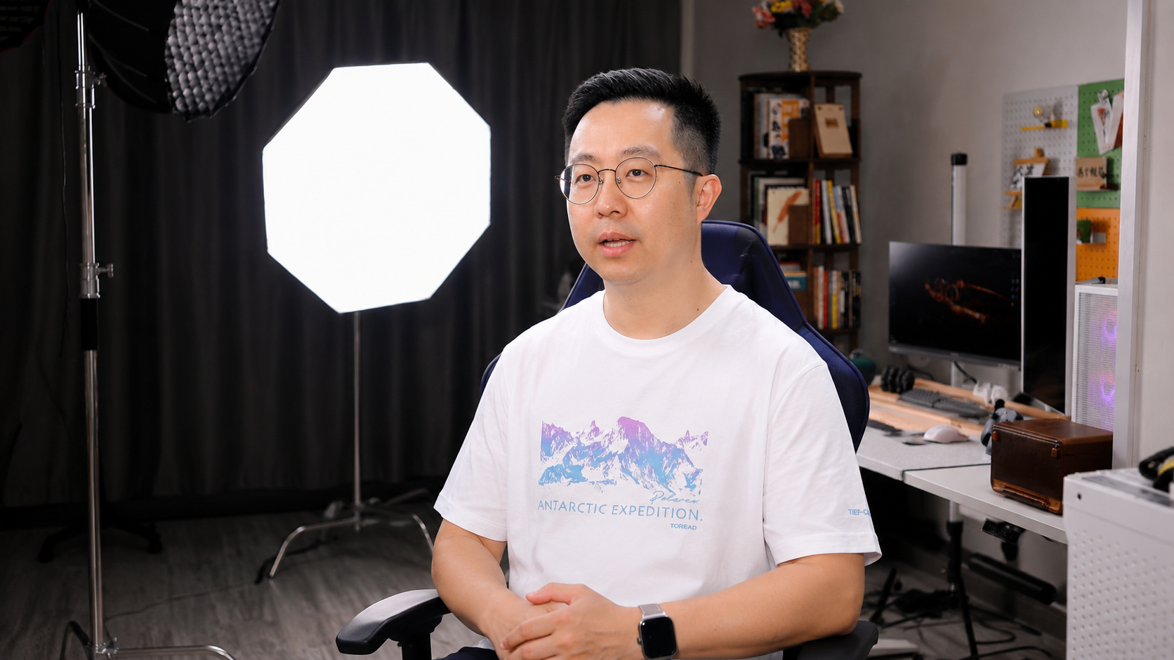AI成长博主定心丸在摄影棚录制视频