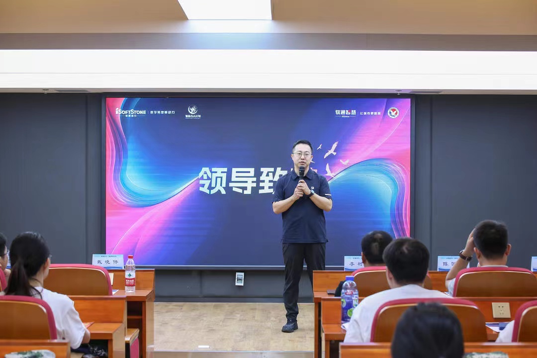 戴晓伟在企业活动现场向团队致辞